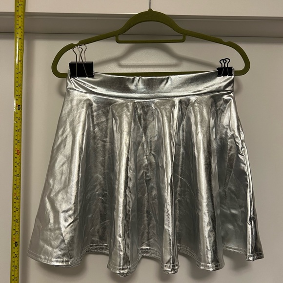 Urban CoCo Women’s shiny flared pleated mini skirt - Picture 2 of 2